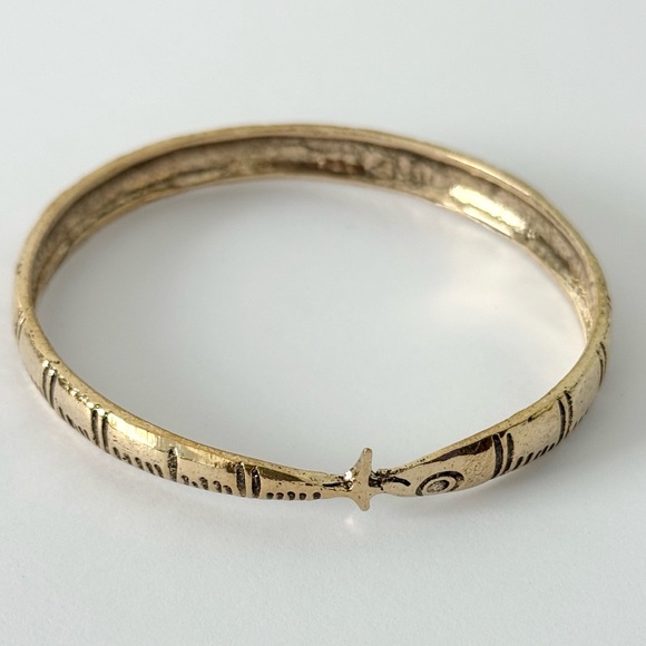 ✨ NEW ✨ Etched Fish Bangle Bracelet - Picture 3 of 3